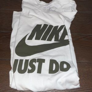 Nike t shirt L